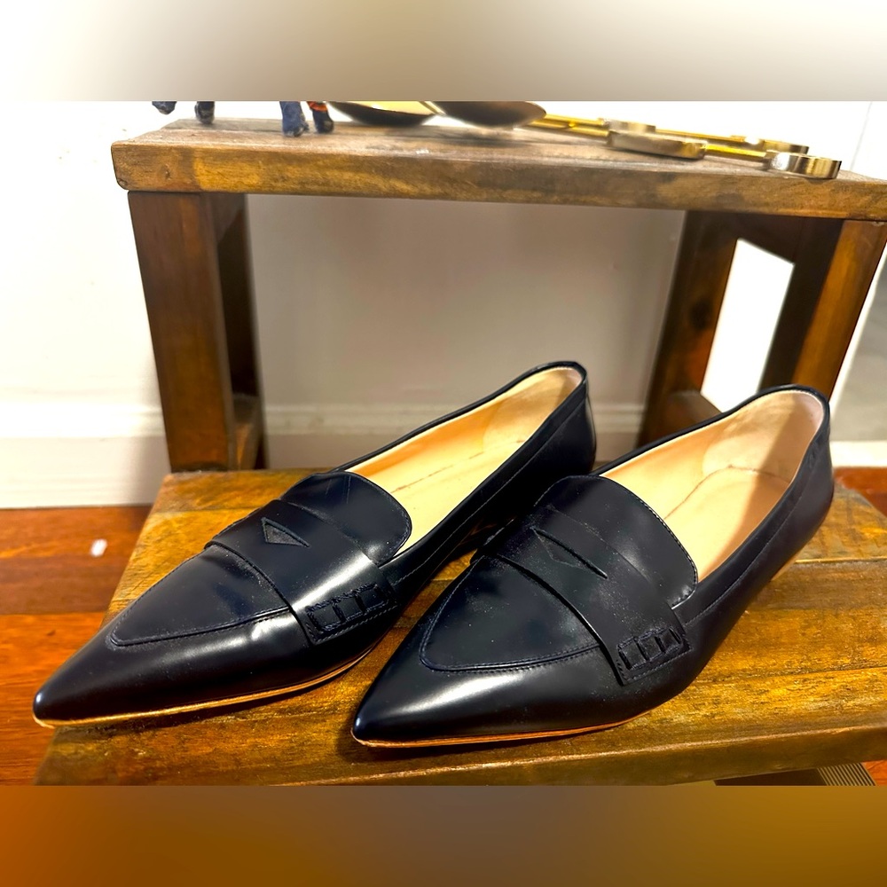 Club Monaco size 6 leather flats.